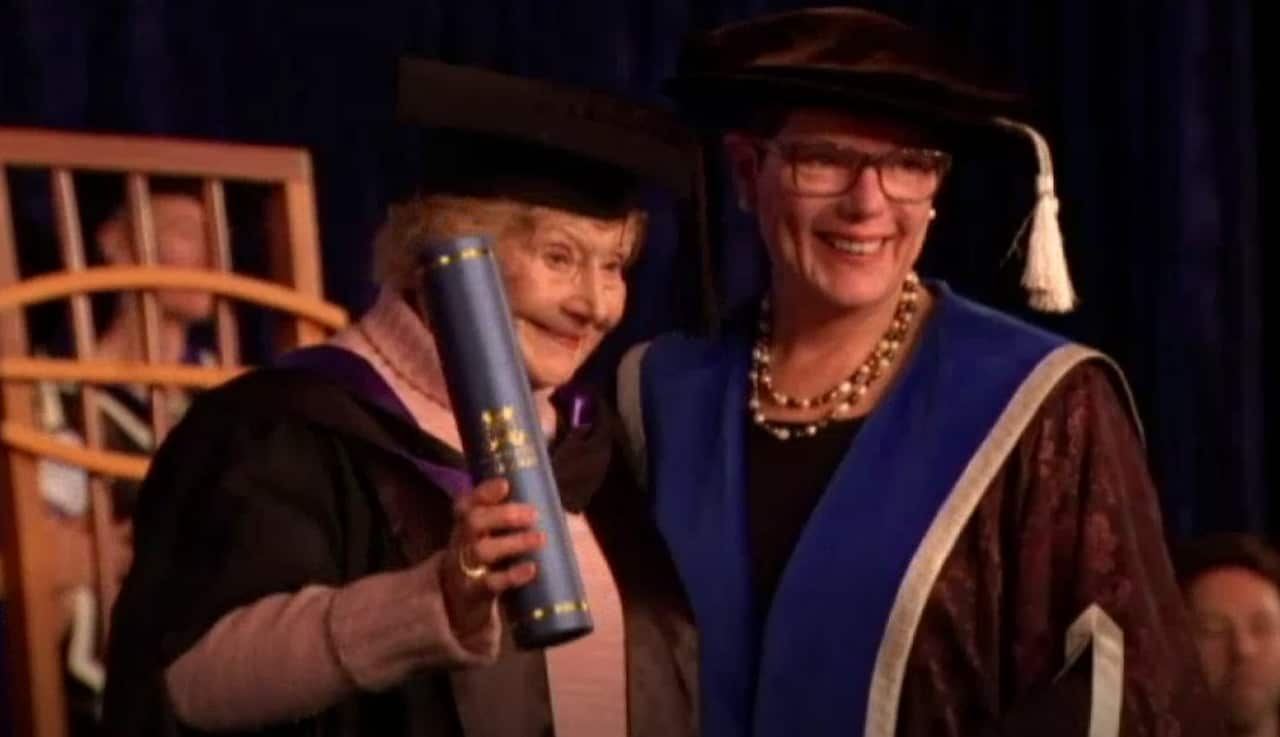 Bà Prendergast lãnh bằng Thạc sĩ về Lão hóa trên sân khấu. 