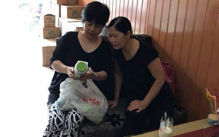 Thuốc do một đồng bào hải ngoại gởi về cho TNLT Trần Anh Kim. Nguyễn Thúy Hạnh chỉ dẫn vợ của Trần Anh Kim cách chỉ cho chồng uống.