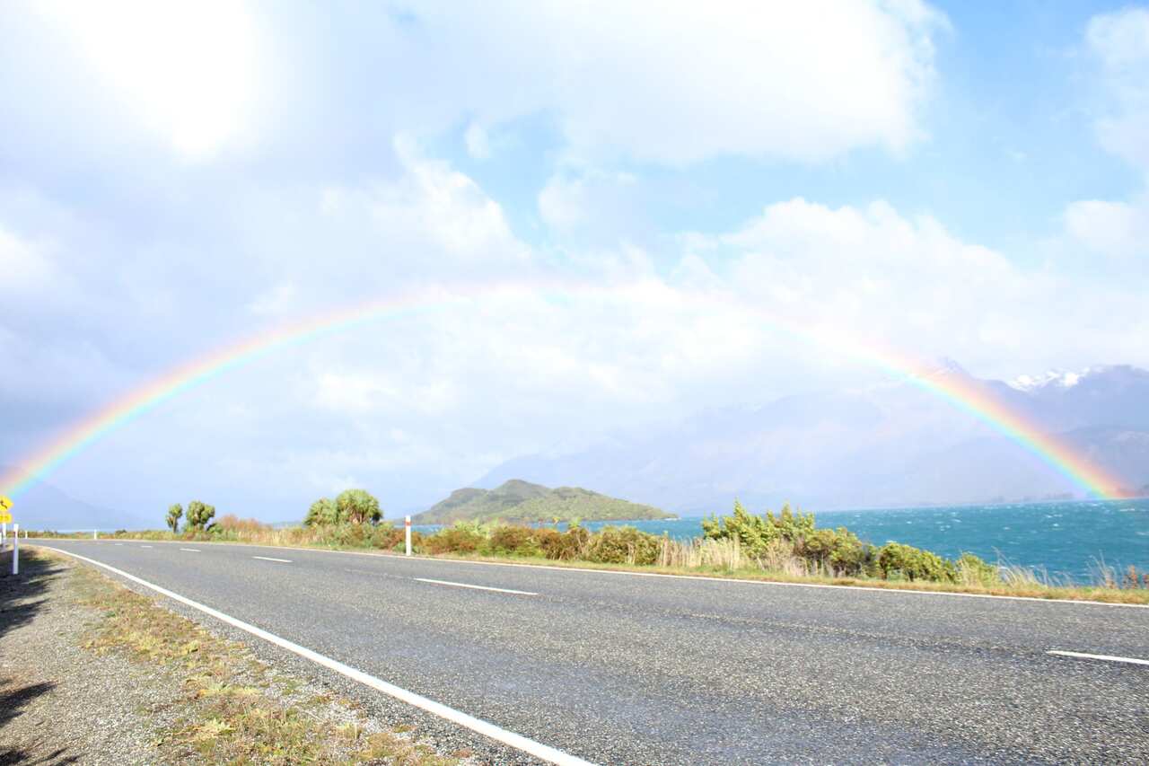 Cầu vồng hiện lên một cách chân thực và rõ nét trong chuyến road trip đến Glenorchy.