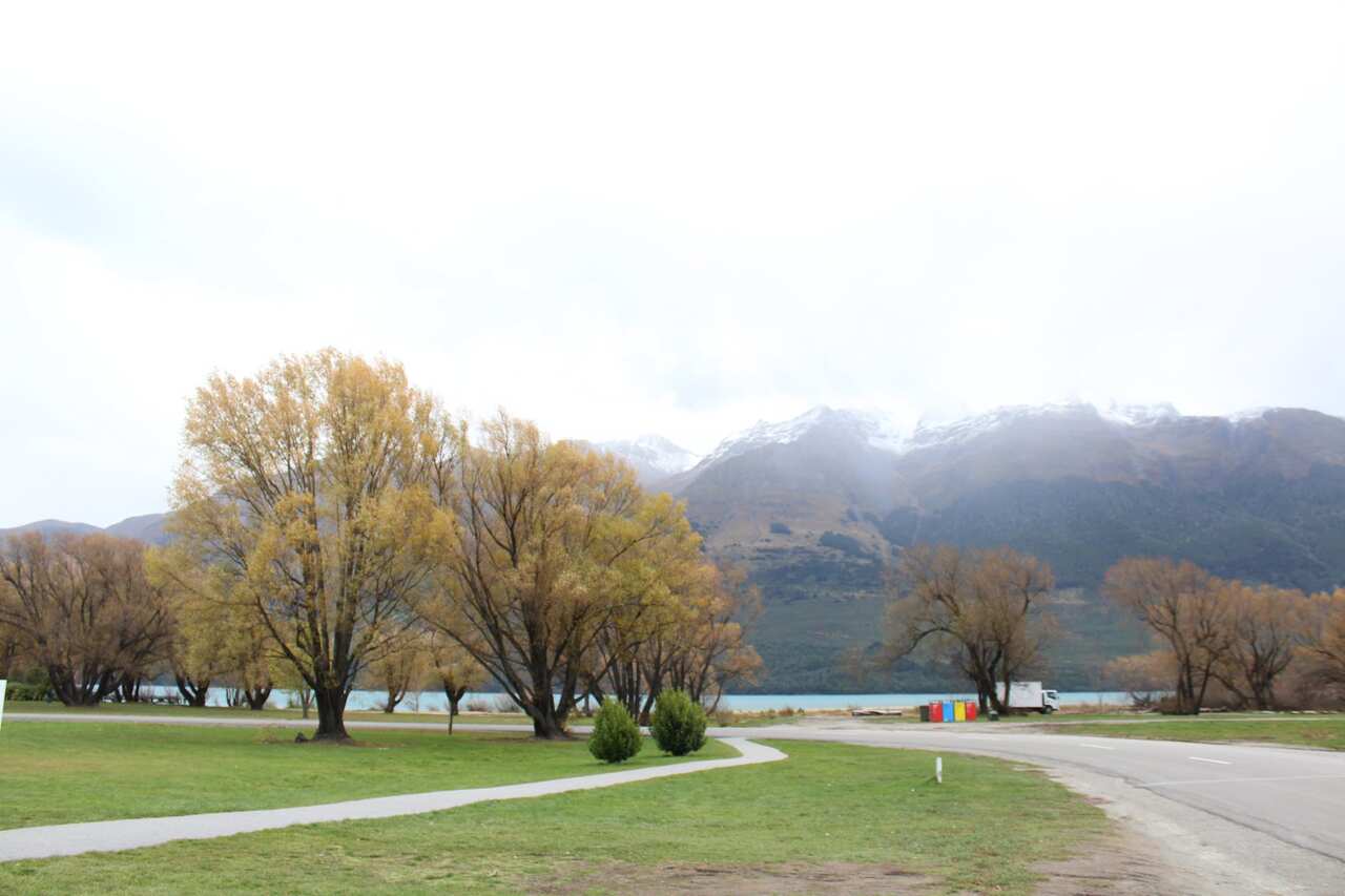Con đường dẫn ra hồ Wakatipu.