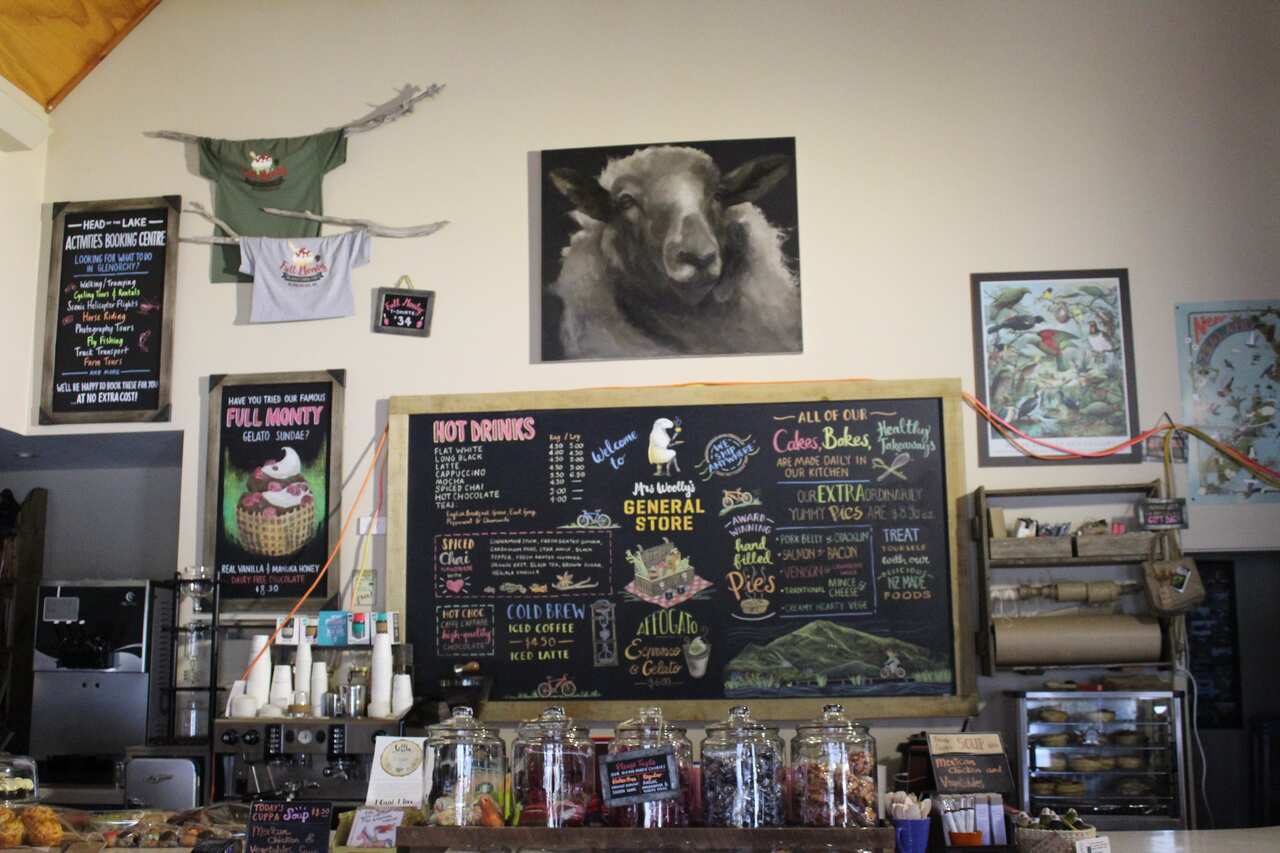 Bên trong General Store, cửa hàng duy nhất cho chi trả bằng thẻ ATM và cash out tại Glenorchy.