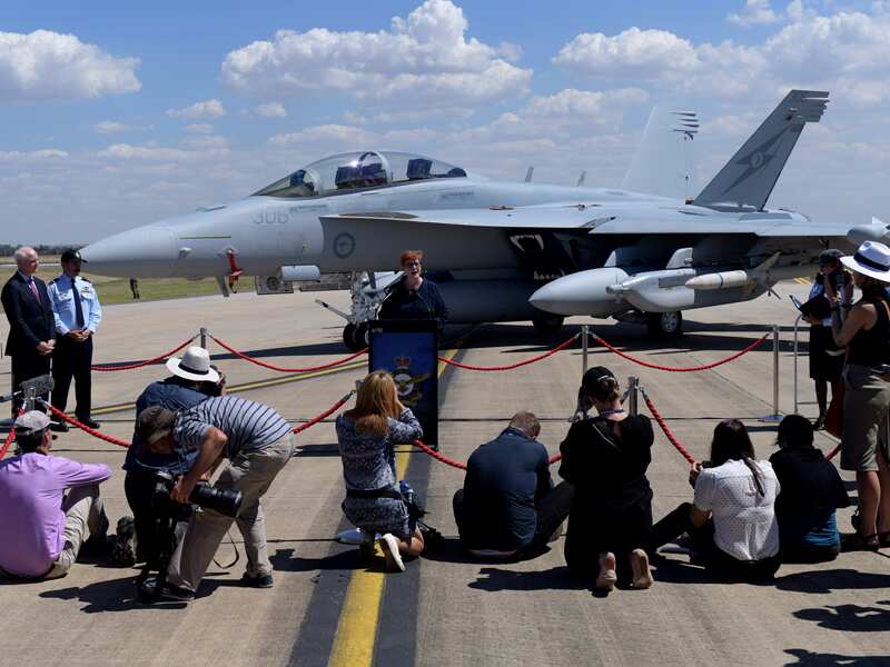 Marise Payne with the new EA-18G Growler fighter jets