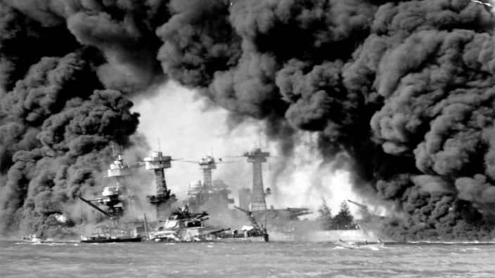 Khoảng 8am, chiến hạm USS Arizona nổ tung, một nửa người Mỹ chết trong Trân Châu Cảng có mặt tàu này.  