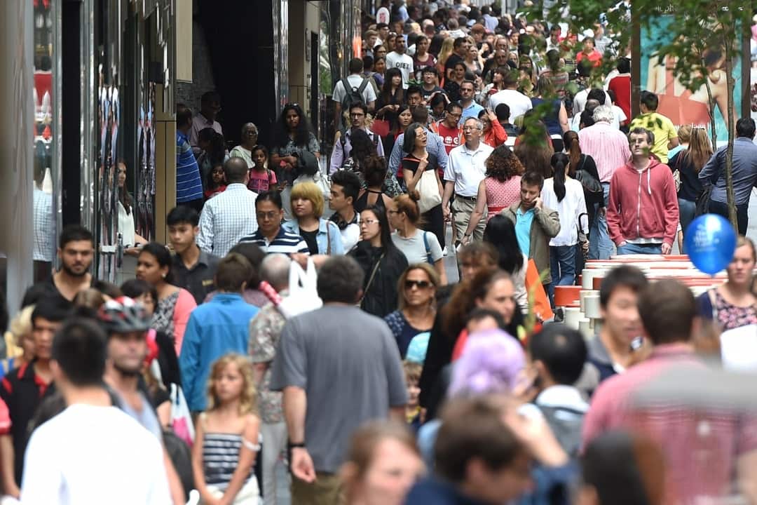 مردم در یکی از خیابان های استرالیا