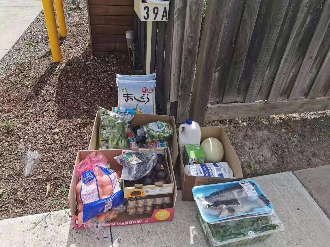 "Assistant Buyers" From A Wechat Group Helping Families in Self-Quarantine