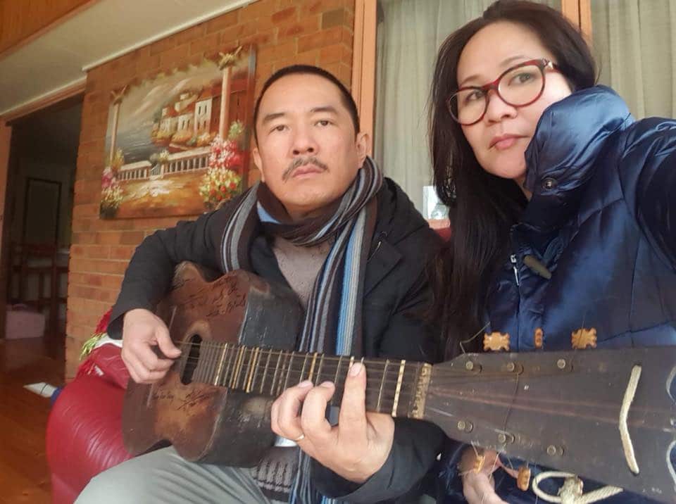 Và giờ đây Cây Đàn Tù trong vòng tay thương yêu của hai người bảo trợ nó anh chị Hòa-Bình