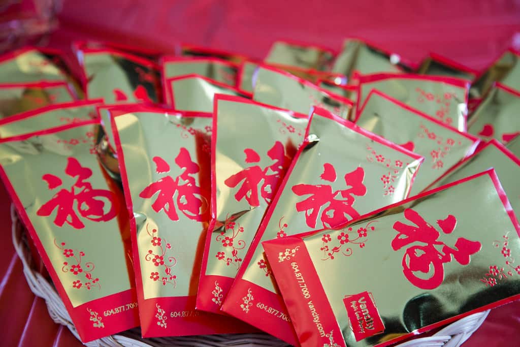 所謂的「利是」、乃取其諧音「勵事」或「利市」之意，普通話則稱作紅包，常見於中國傳統習俗與漢字文化圈背景下的各種慶祝活動，包括新春、婚禮、生辰等場合，鮮艷的紅色外封在華文化中往往代表「喜慶」的意思。