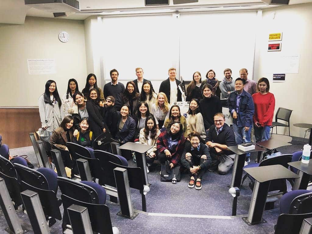 คุณรชา เกิดศิลป์กับเพื่อนร่วมเรียนและอาจารย์ในออสเตรเลีย