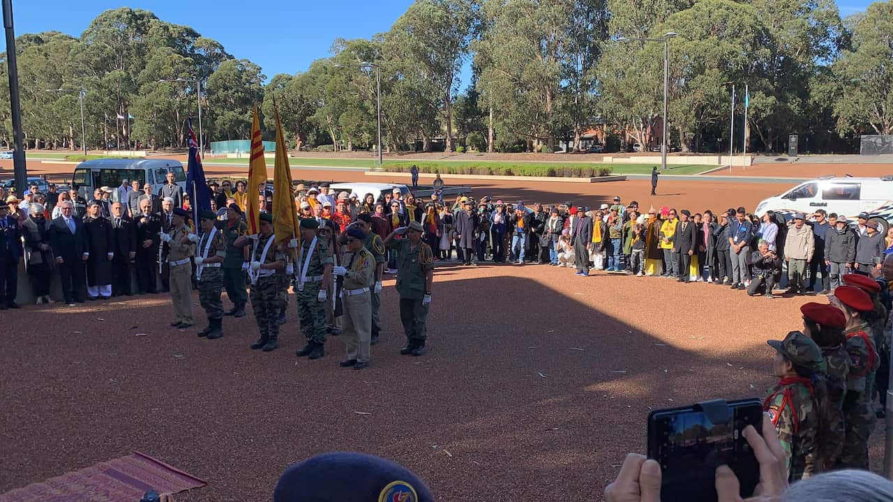 Lễ tưởng niệm và đặt vòng hoa tại đài tưởng niệm chiến sĩ trận vong