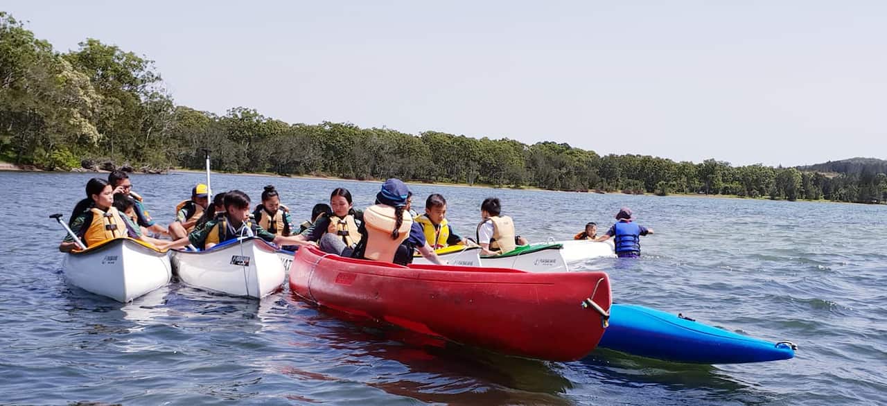 Các nhóm nhỏ xây dựng sự đoàn kết, tình bạn thân thiết, và một bầu không khí hữu nghị gắn bó. 