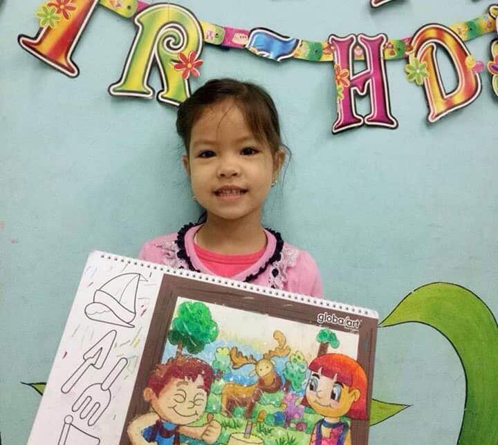 Tại Việt Nam, các môn năng khiếu như piano, nhảy, vẽ, bơi có chi phí rất rẻ, đi lại gần, tiện lợi và dễ đưa đón.