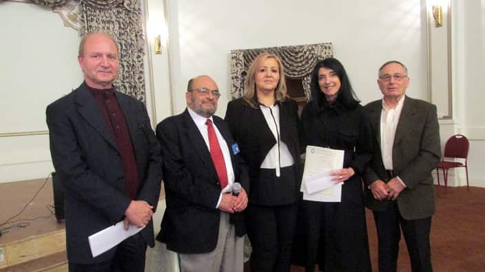 Effie Carr (second right). 