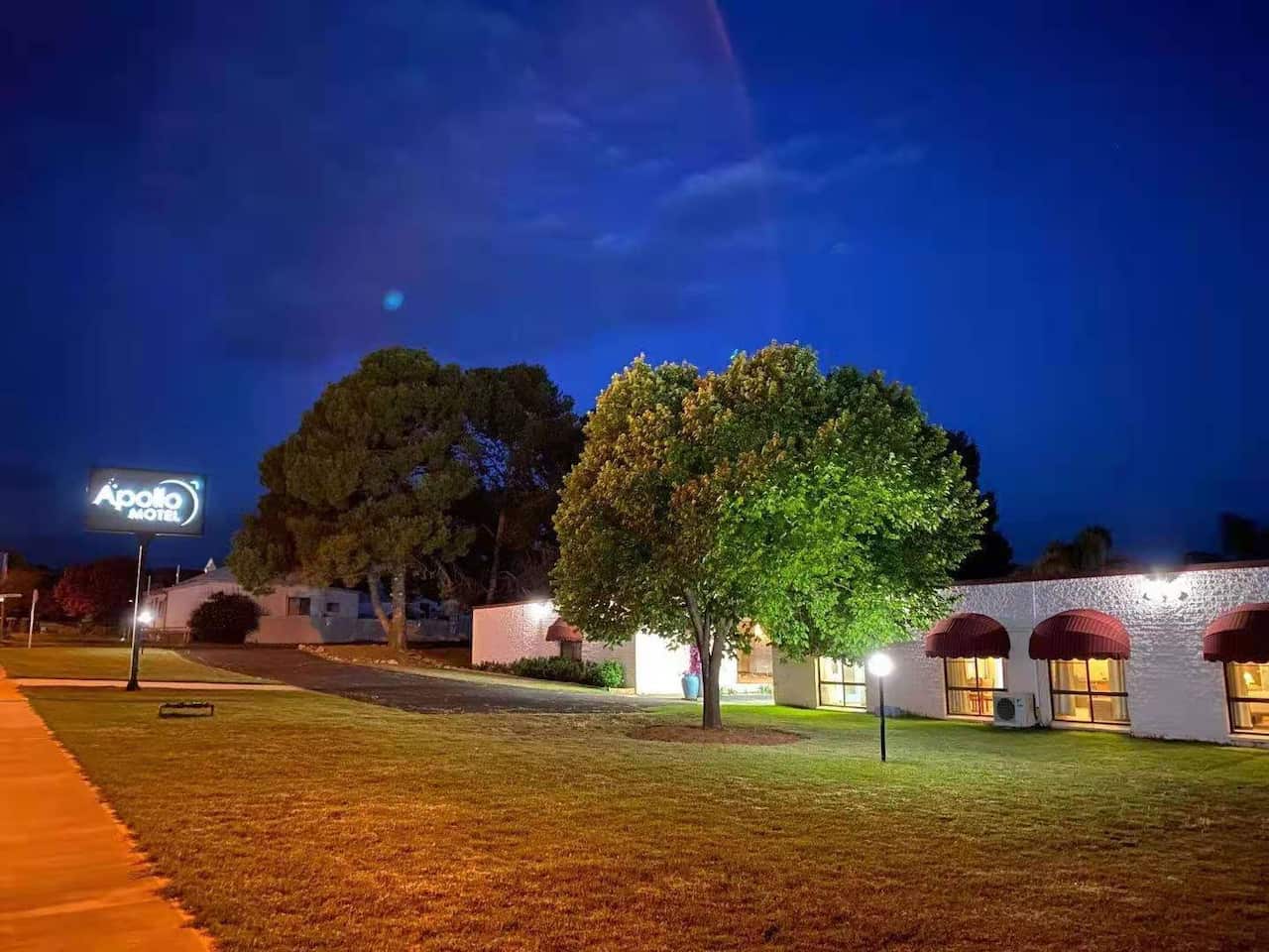 偏远地区创业者江苇在新州小镇Parks经营汽车旅馆