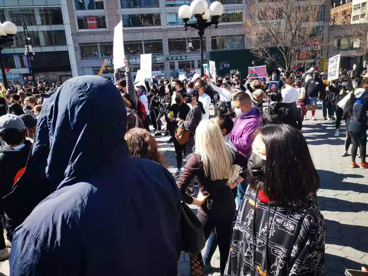 华人15岁少女Cindy Zhao参与“停止仇恨亚裔”（#StopAsianHate）集会