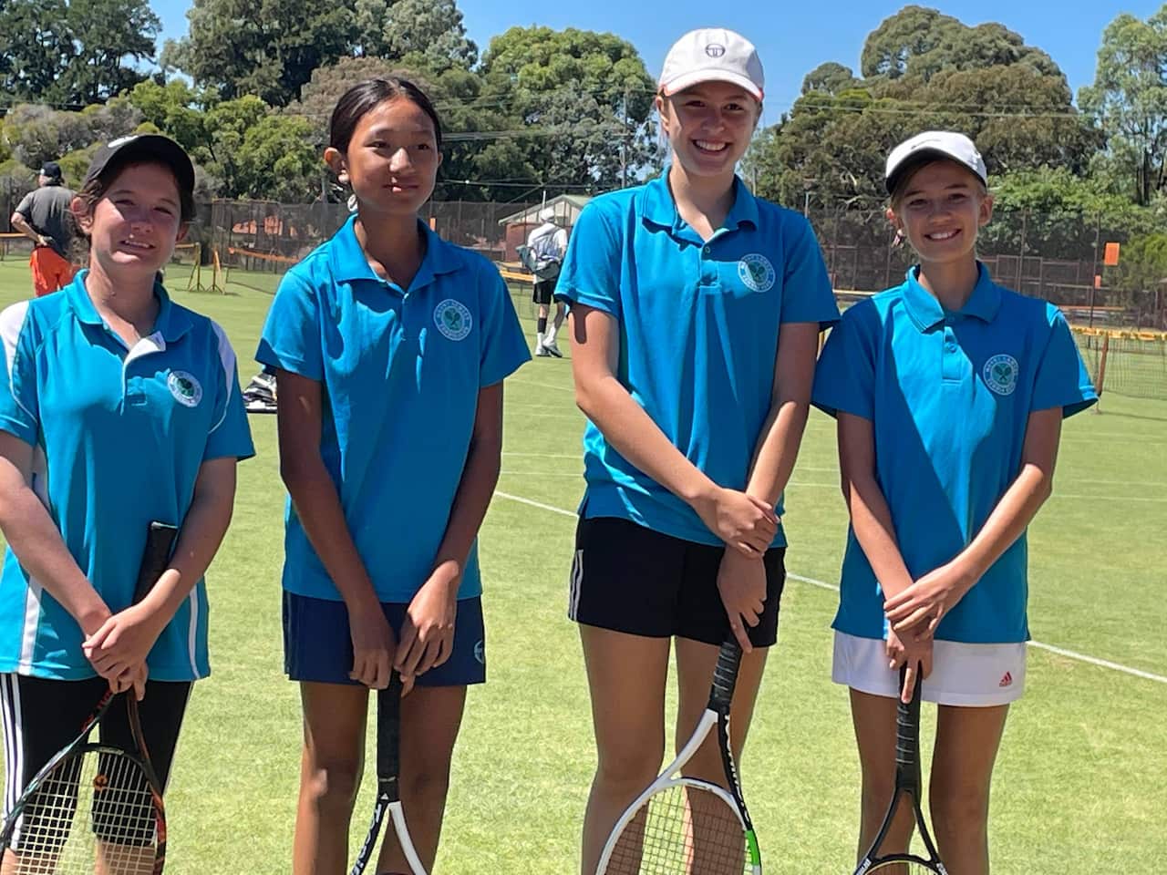 Annie (giữa) đang học tại một trường trung học cho trẻ có năng khiếu về quần vợt.