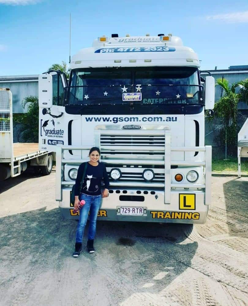 ਉਸ ਨੇ ਤਕਰੀਬਨ ਛੇ ਮਹੀਨੇ ਟੈਕਸੀ ਵੀ ਚਲਾਈ ਤੇ ਫਿਰ ਟਰੱਕ ਡਰਾਈਵਰ ਬਣਨ ਲਈ ਹੈਵੀ ਡਰਾਈਵਿੰਗ ਦਾ ਲਾਇਸੈਂਸ ਟੈਸਟ ਵੀ ਪਾਸ ਕੀਤਾ। 