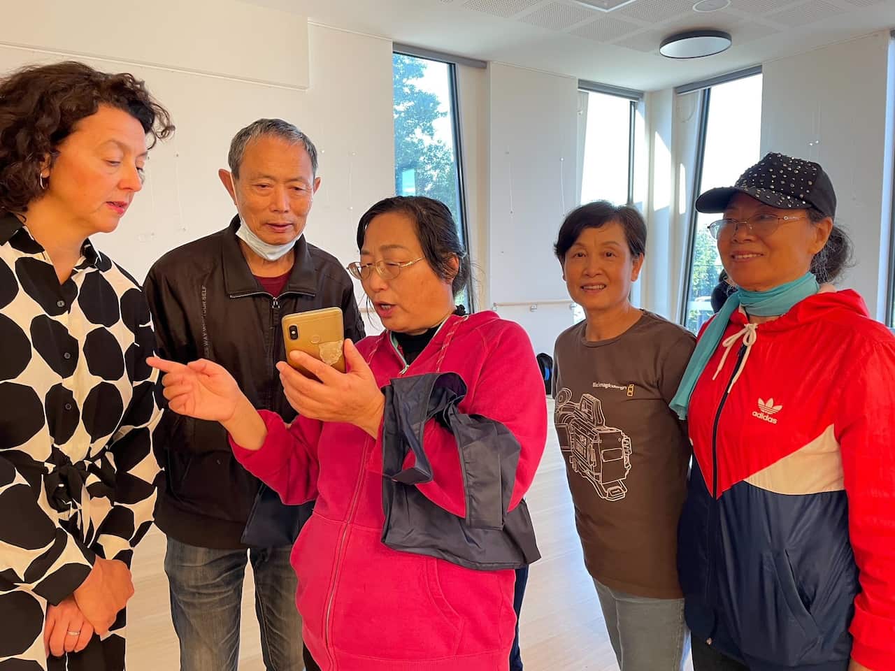 莫妮克·瑞恩在社区与华人长者交流