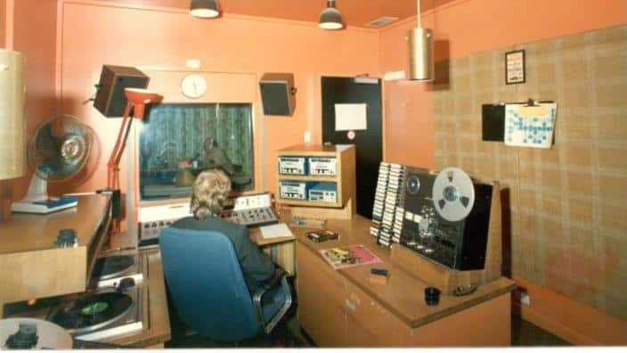 SBS Radio im Jahr 1975 (damals bekannt als 3EA and 2EA)