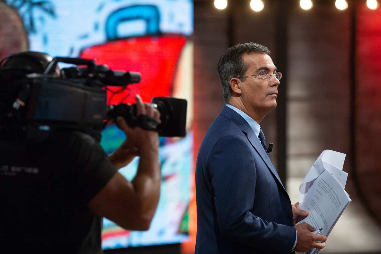 Giovanni Floris durante una puntata del suo programma La7 "di MartedÌ"