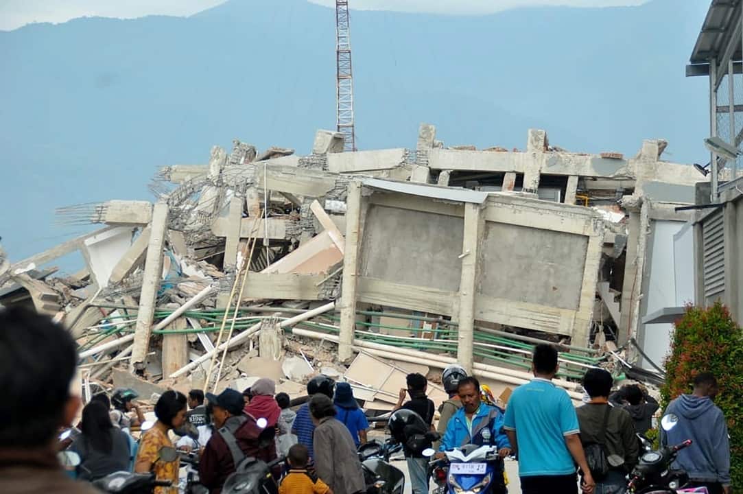 Nearly 400 people have been killed when a powerful quake sent a tsunami barrelling into the Indonesian island of Sulawesi.