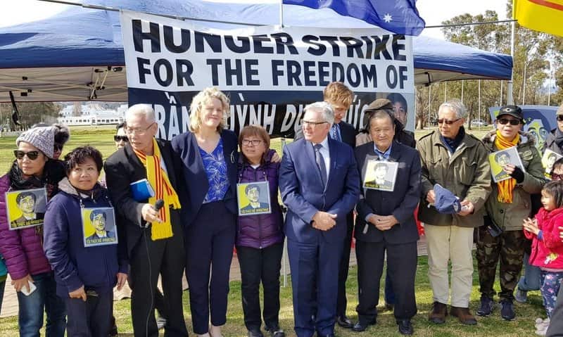 Nhóm thân hữu Úc châu của chị Bảo Khánh đồng hành tuyệt thực trước quốc hội Úc ngày 12/9/2018