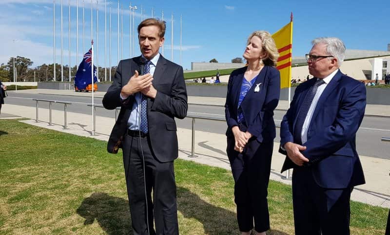 Từ trái sang MP Julian Hill, Clare O'Neil và Chris Hayes