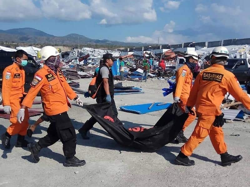 rescuers moving bodies of the victims after the Indon tsunami