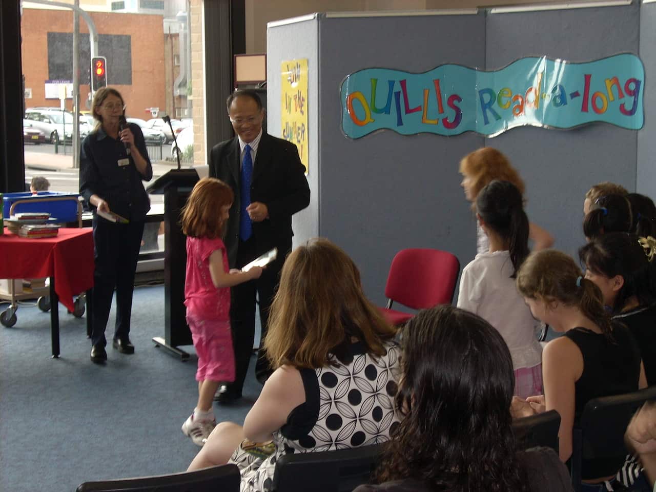 2010年，時任好市圍市議員黃紀嚴出席本地圖書館的社區活動。