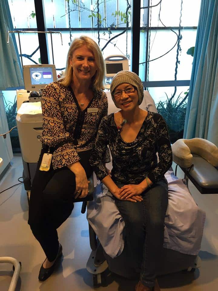 Chị Trâm và cộ Amanda, y tá trưởng chuyên môn điều khiển máy lọc máu tại bệnh viện St Vincent Hospital.