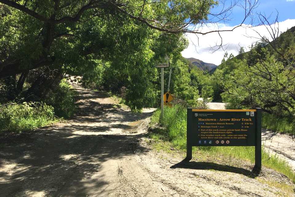 Đường đi từ Arrowtown đến Macetown có thể đi được bằng xe 4WD, xe đạp, và cả đi bộ.
