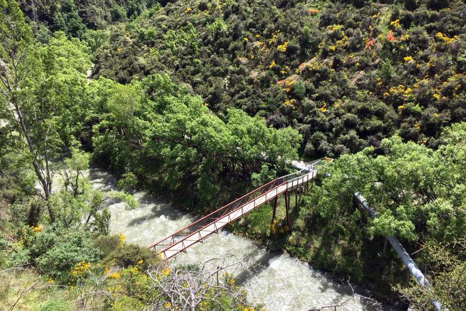 Những con đường mòn ven triền núi chạy khúc khuỷu, uốn lượn từ ngọn núi này sang ngọn núi khác.