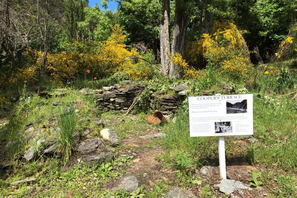 Dấu tích của một ngôi nhà nhỏ được làm bằng đá ở khu lán trại xưa kia.