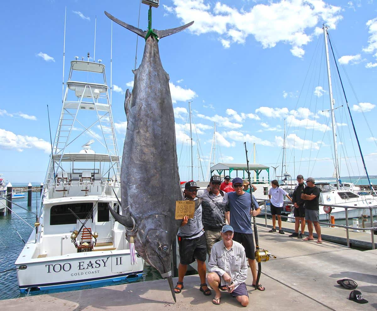Rob Crane和他的团队以及所捕获的巨型马林鱼