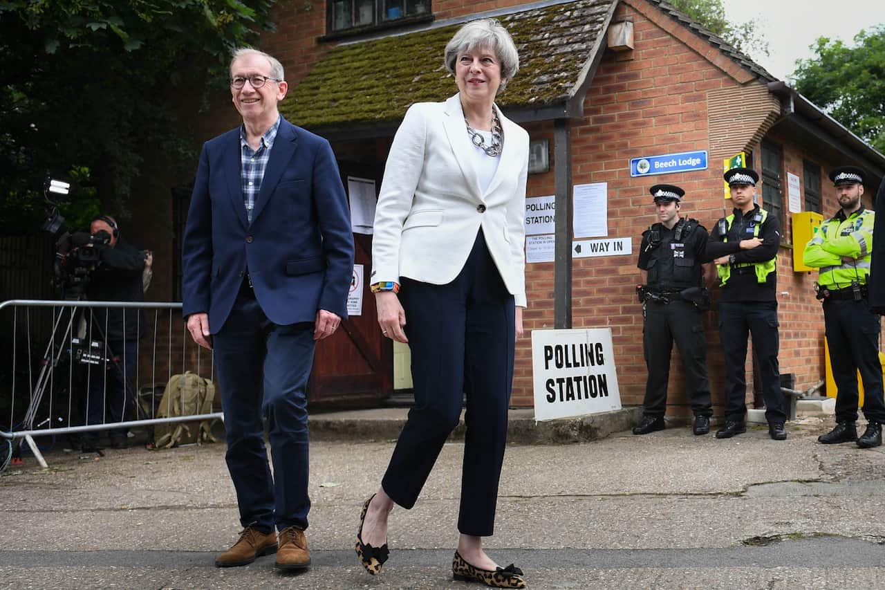Waziri Mkuu Theresa May na mume wake Philip punde baada yaku piga kura.
