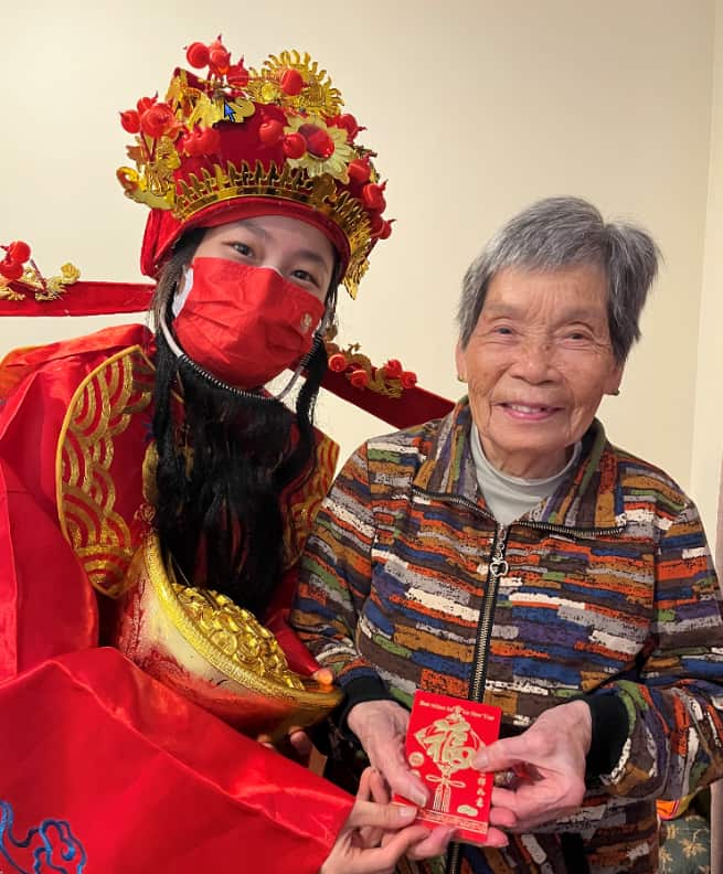 今年大年初一，高龄颐养院工作人员扮成“财神”，向院内长者派发红包共庆新春。