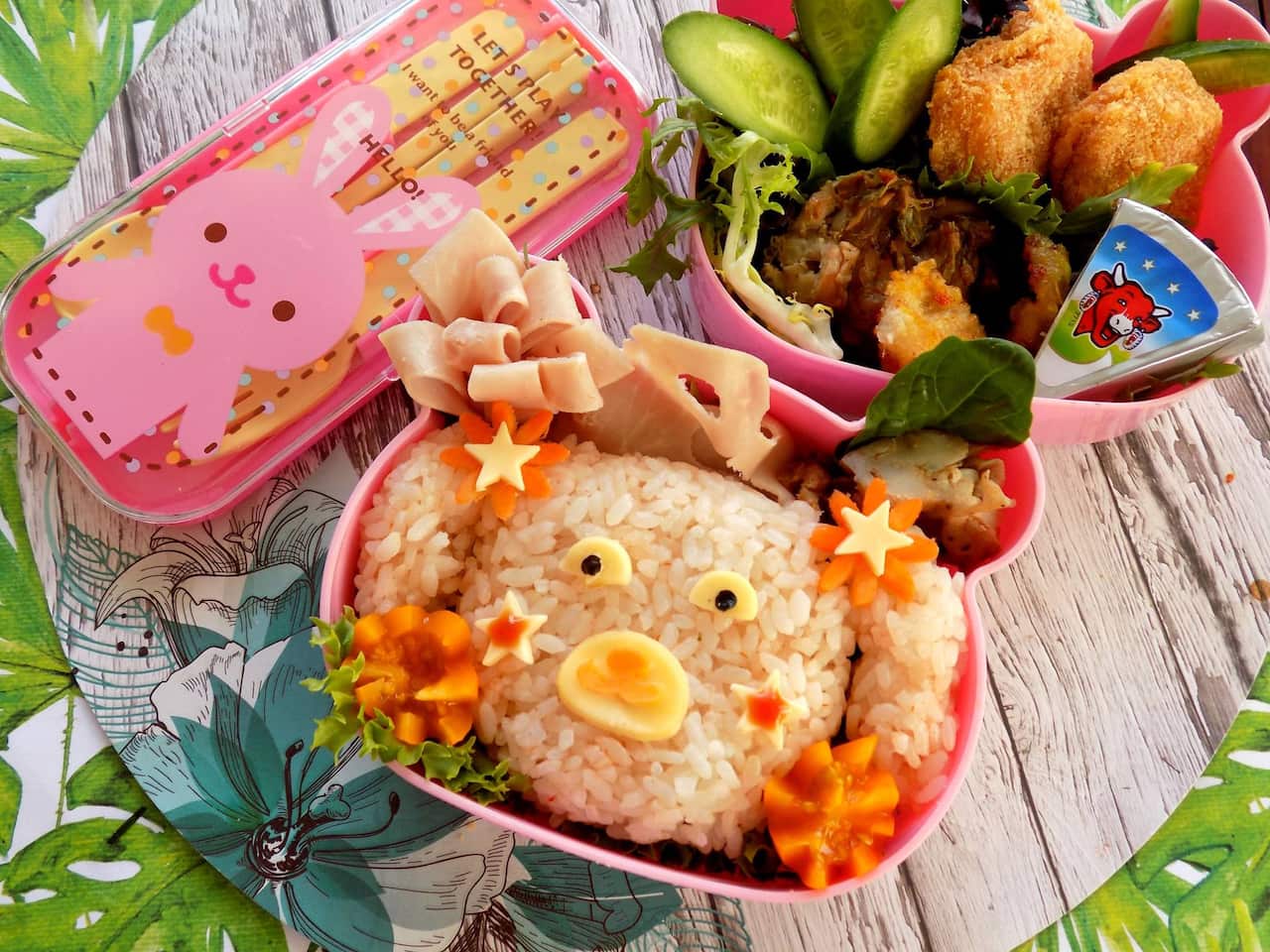 Chị Anh Đào gợi ý cha mẹ có thể mua các loại khuôn làm cơm kiểu Nhật có sẵn hình con cá, xe lửa, mặt cười… để nặn hình, kèm theo các loại rau củ, trái cây tươi theo mùa.