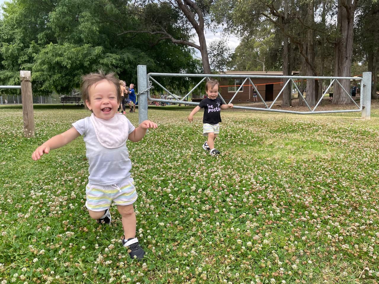 Trẻ nhỏ cần ít nhất 3 tiếng vận động mỗi ngày.