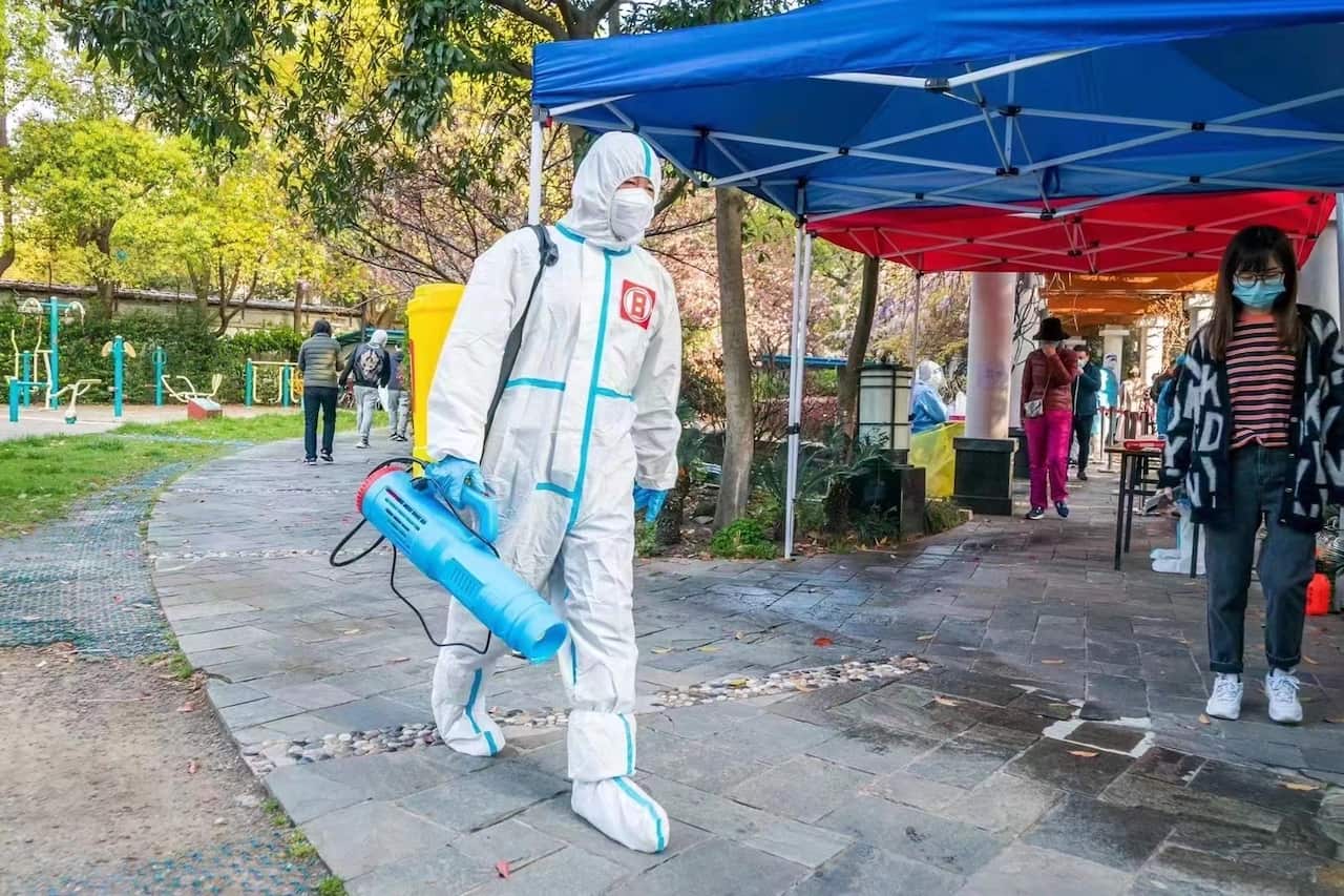 志願者在小區進行消毒工作。