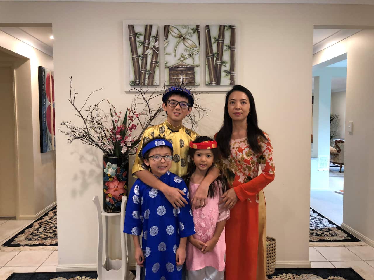 Chị Mai Lan cùng hai con trai 11 tuổi, 8 tuổi và con gái 6 tuổi.