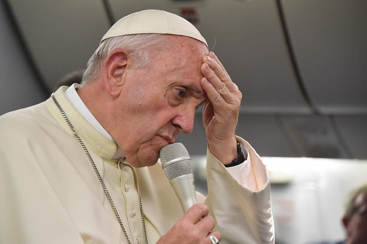 epa06464961 Pope Francis speaks to journalists aboard his flight to Italy at the end of the Apostolic Journey to South America, 22 January 2018. Pope Francis' visit in Chile and Peru runs from 15 January to 22 January 2018.  EPA/LUCA ZENNARO / POOL