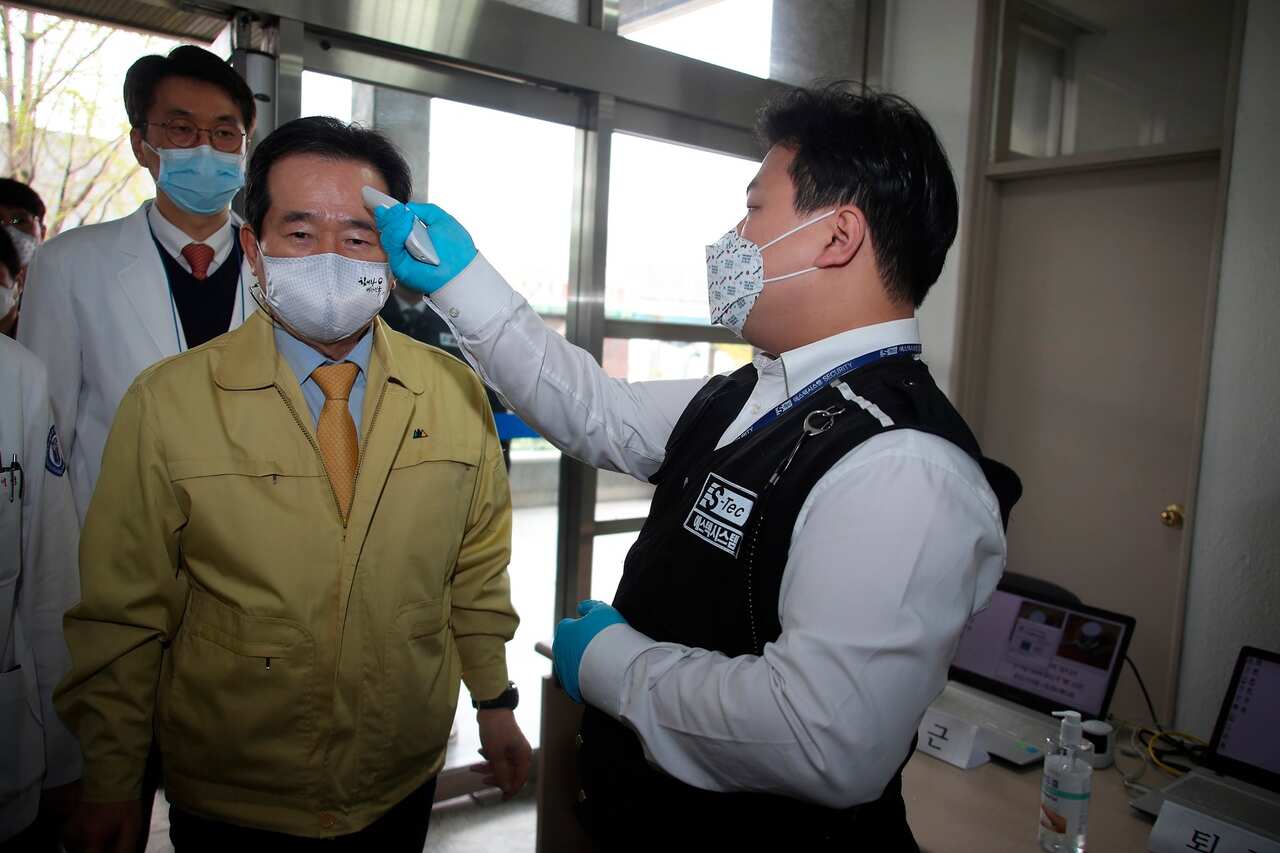 South Korean Prime Minister Chung Sye-kyun has his temperature checked upon his arrival at Dongsan Medical Center in Daegu, South Korea.