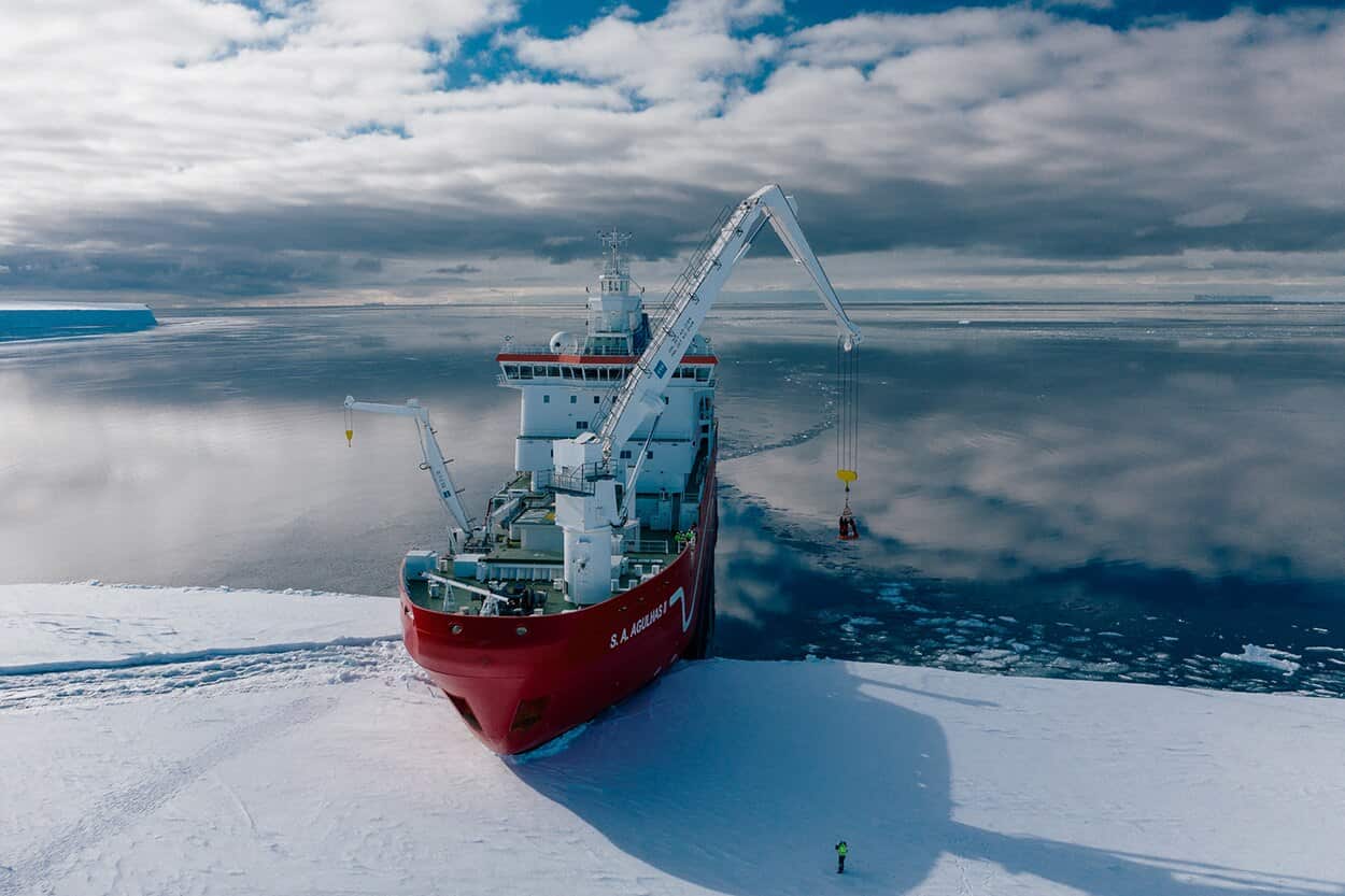 El Agulhas II cargando miembros de la expedición y equipos en la plataforma de hielo de Fimbul antes de comenzar su misión para encontrar el Endurance.