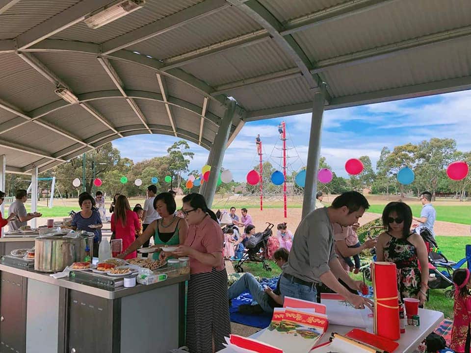 Gia đình Việt tại Úc tổ chức ăn Tết chung