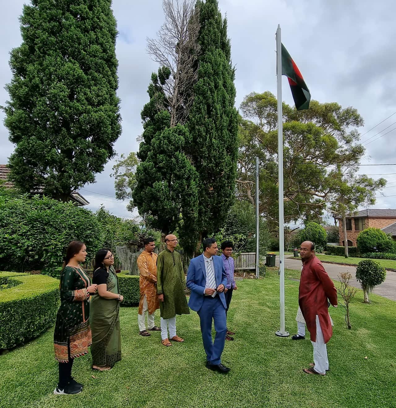 গতকাল ১৬ ডিসেম্বর সকালে সিডনীতে নিযুক্ত বাংলাদেশের কনসাল জেনারেল মাসুদুল আলম খন্দকার বাংলাদেশ হাউজ প্রাঙ্গণে জাতীয় পতাকা উত্তোলনের মধ্য দিয়ে দিবসটির সূচনা করেন। 