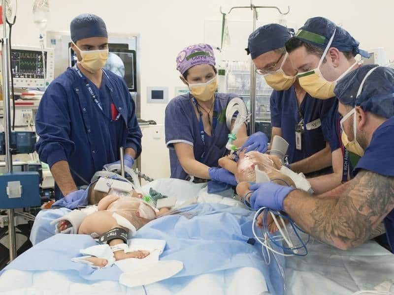 The moment that surgeons separated conjoined twins Nima and Dawa.