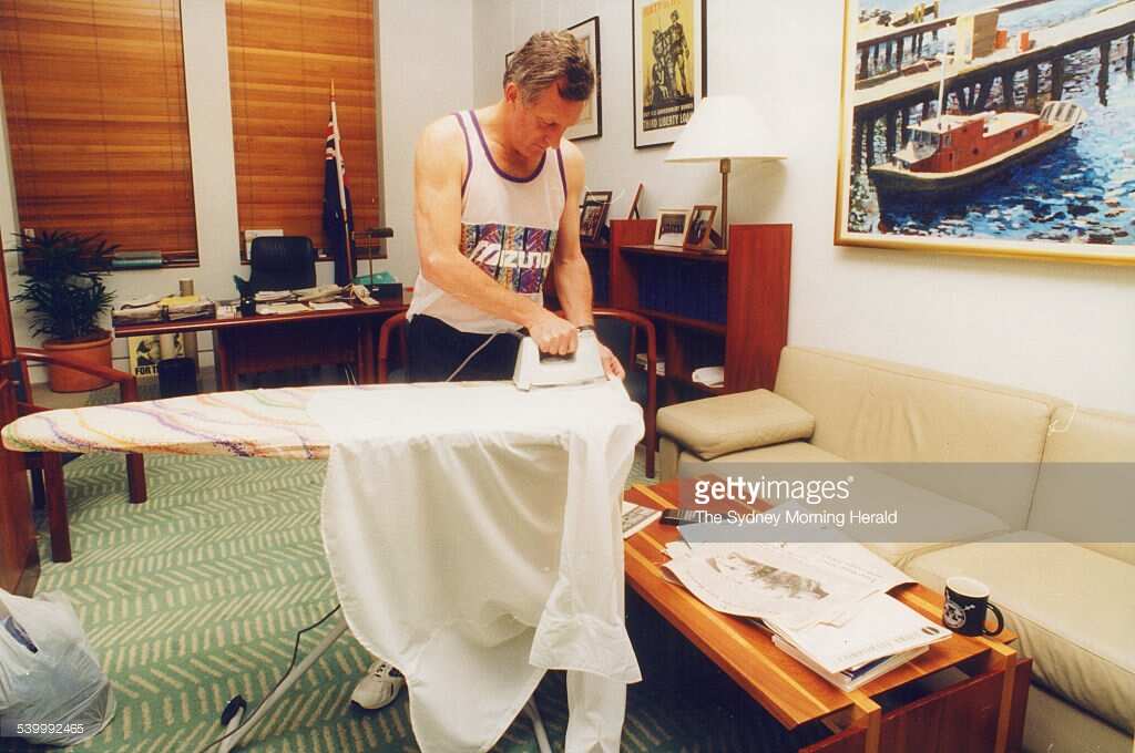 Chính trị gia liên bang John Hewson ủi đồ trong nhà của ông ở Canberra