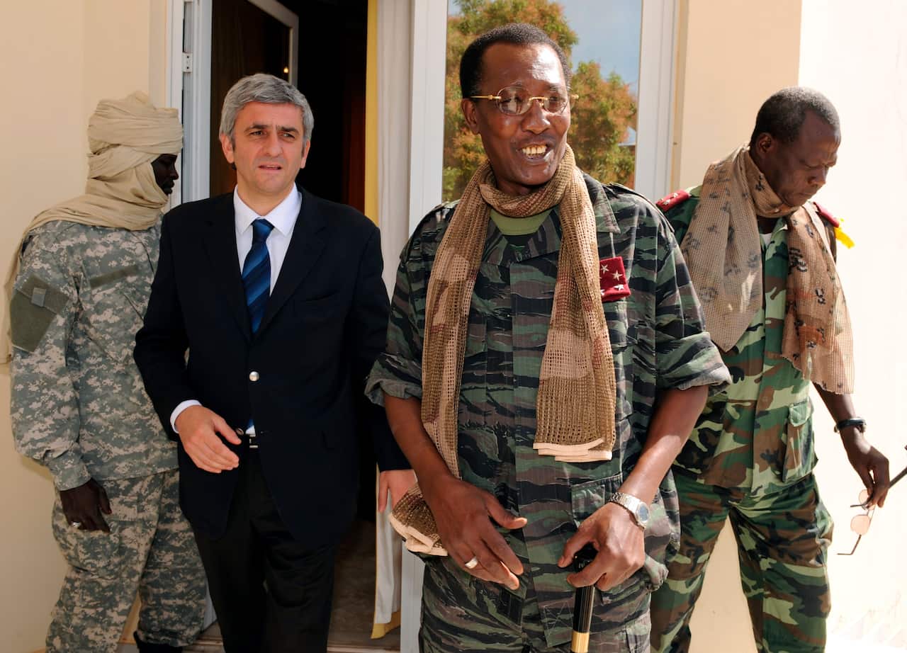 Idriss Deby Itno, centre-right, meets with French Defense Minister Herve Morin, centre-left, in 2008.