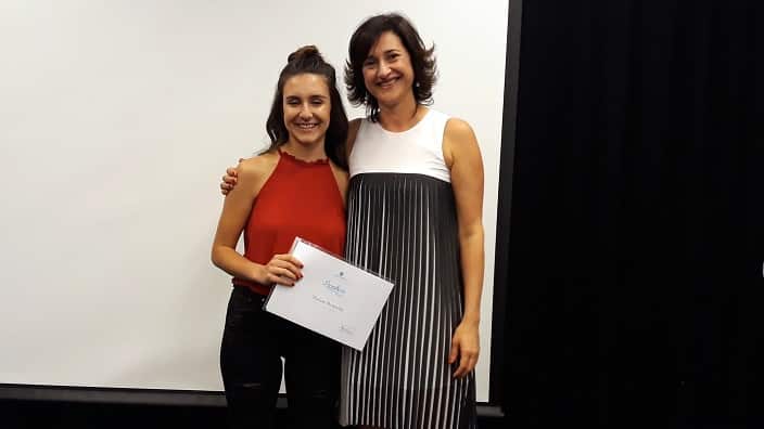 Η μαθήτρια Φελίσια-Ευτυχία Θανοπούλου με την εκπαιδευτικό των σχολείων της Κοινότητας, κ. Μαρία Μπακαλίδου