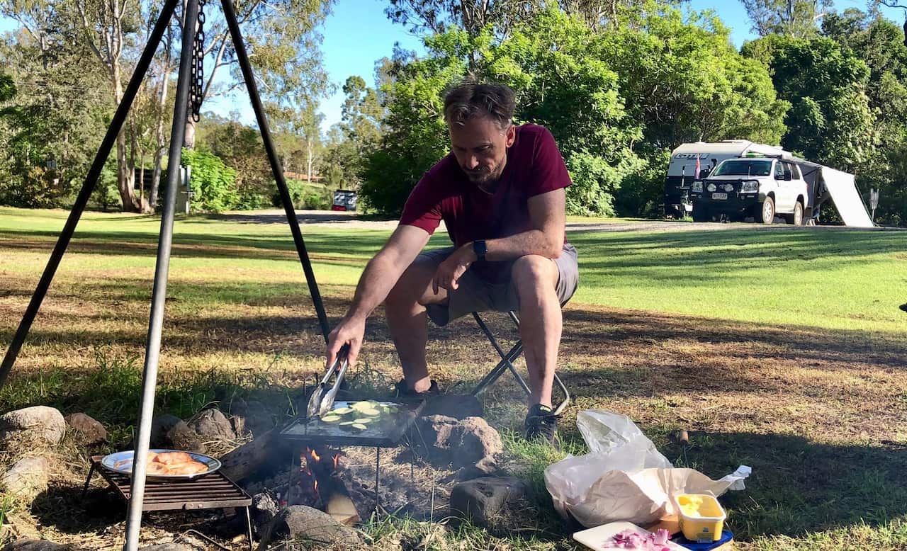 河國榮回鄉探親時，與家人一同燒烤。