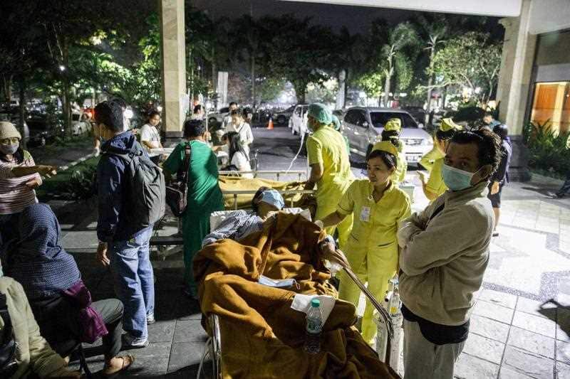 Hospital patients are moved outside of the hospital building after an earthquake was felt in Denpasar, Bali, Indonesia, 05 August 2018.